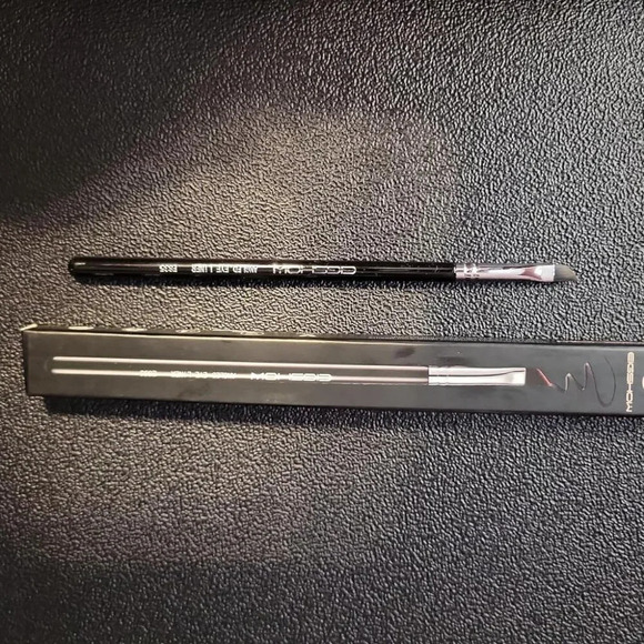 Eyeliner Brush Fine Angled Eigshow Pro Precision Eye Liner  Makeup Brush (E835) - Picture 9 of 9